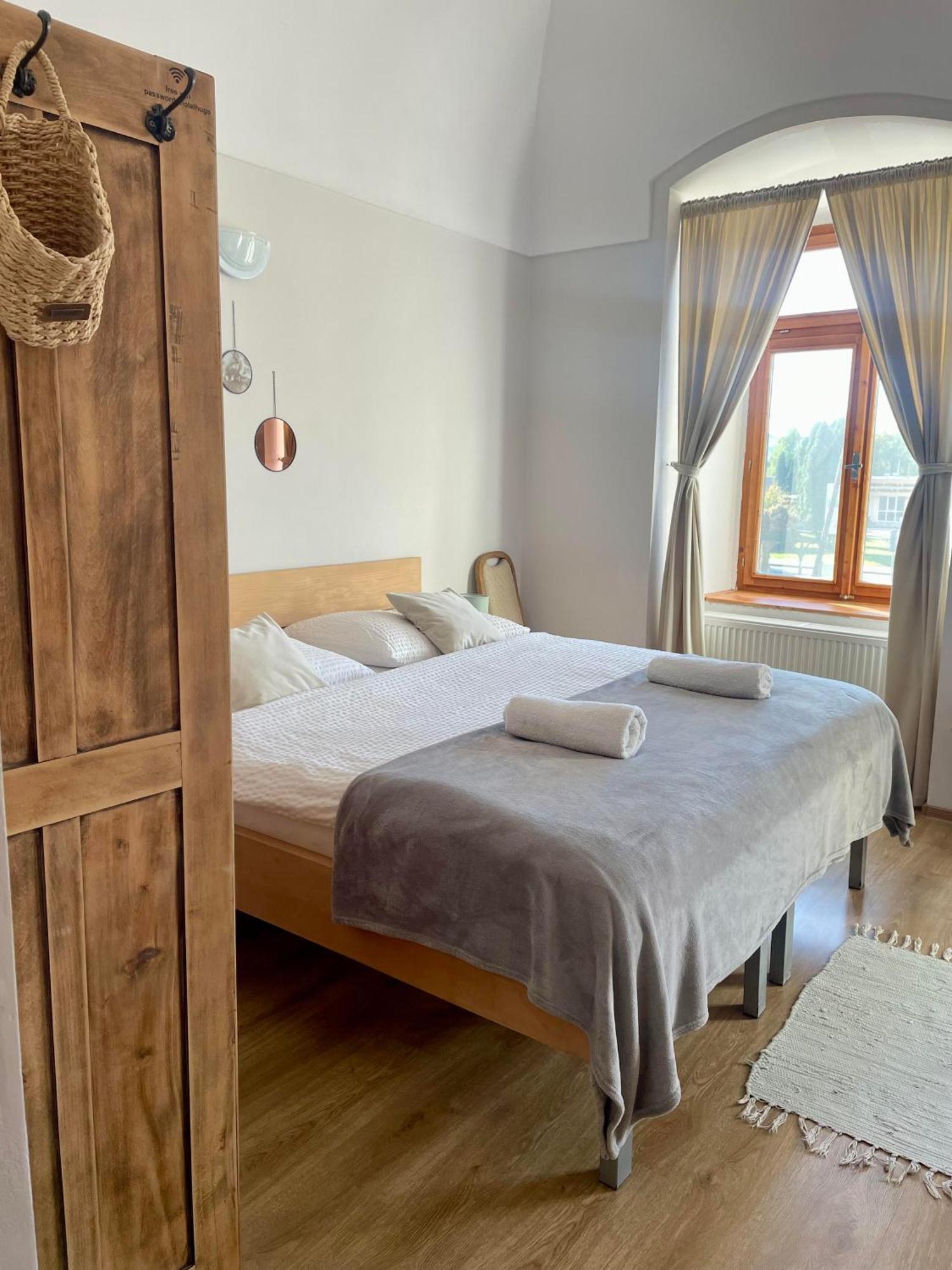 Bed & Breakfast Hugo Plesivec Eksteriør billede